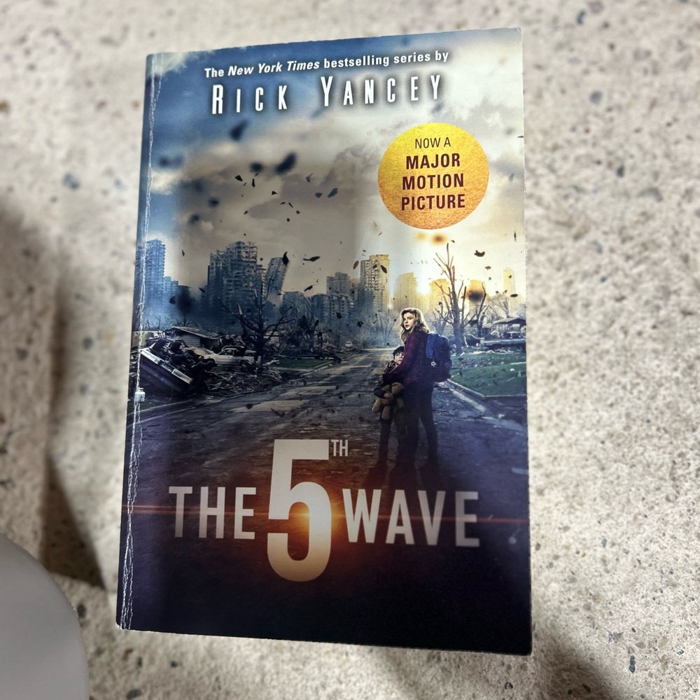 The 5th Wave Book by Rick Yancey